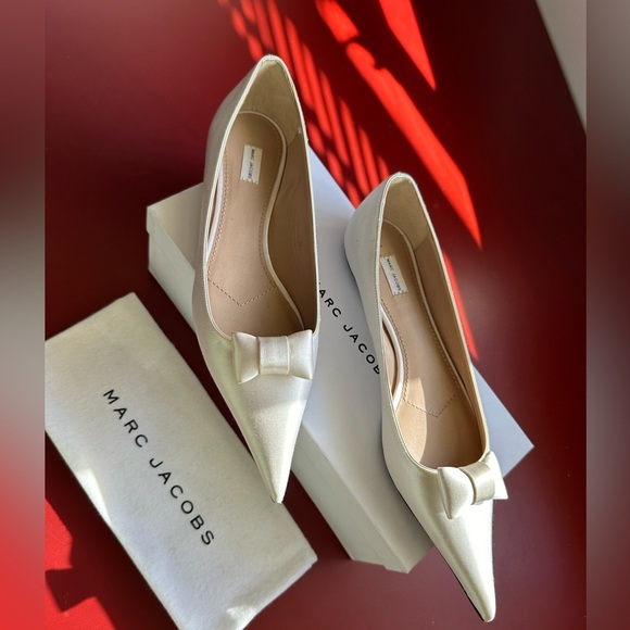 NWOT Marc Jacobs Satin Creme Point Toe Flats - Never Worn! Size 38 - Picture 3 of 8